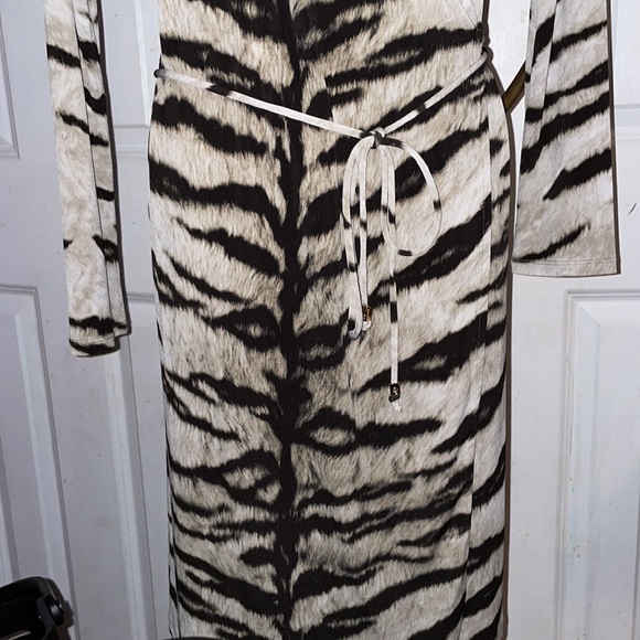 Michael Kors Samburu Tiger Print Wrap Dress - Size M - Picture 9 of 14